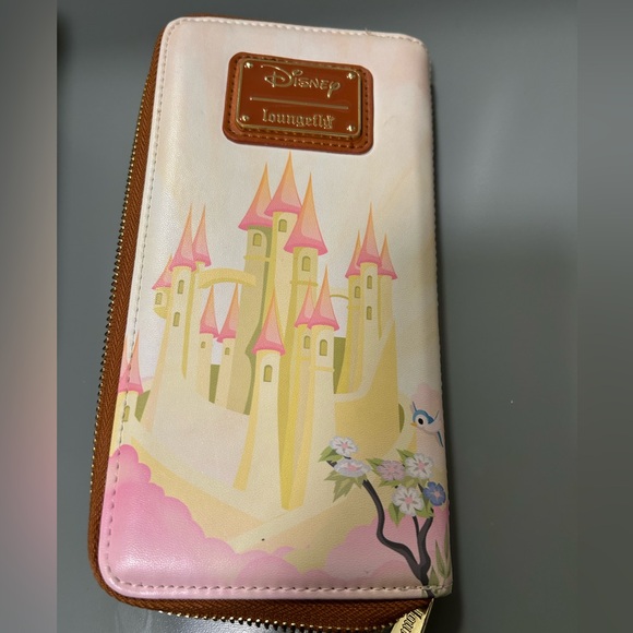 Disney Loungefly Snow White Castle Zipper Wallet Good condition ! make an offer - Picture 5 of 5